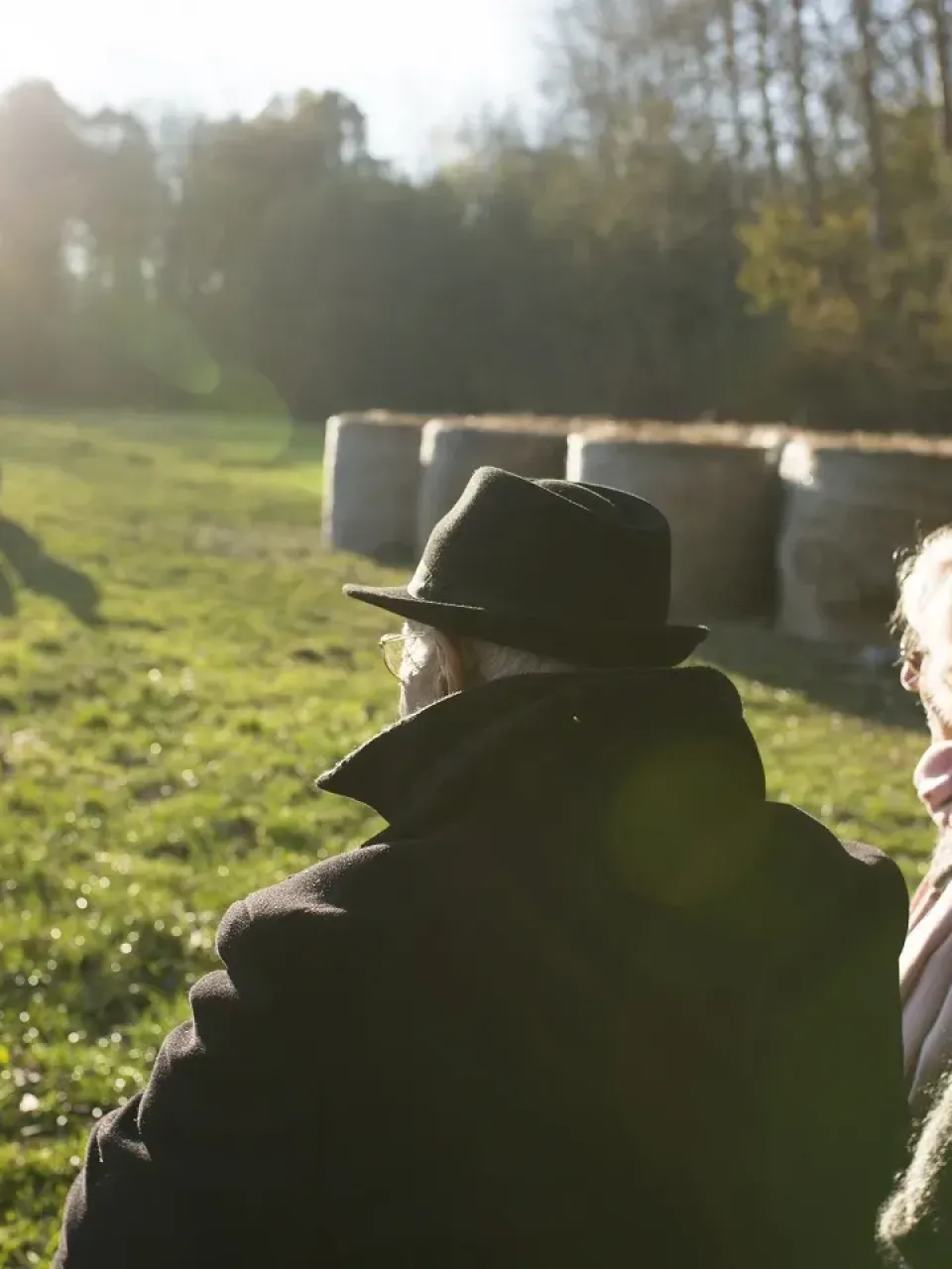 Grootouders kijken naar hun spelend kleinkind