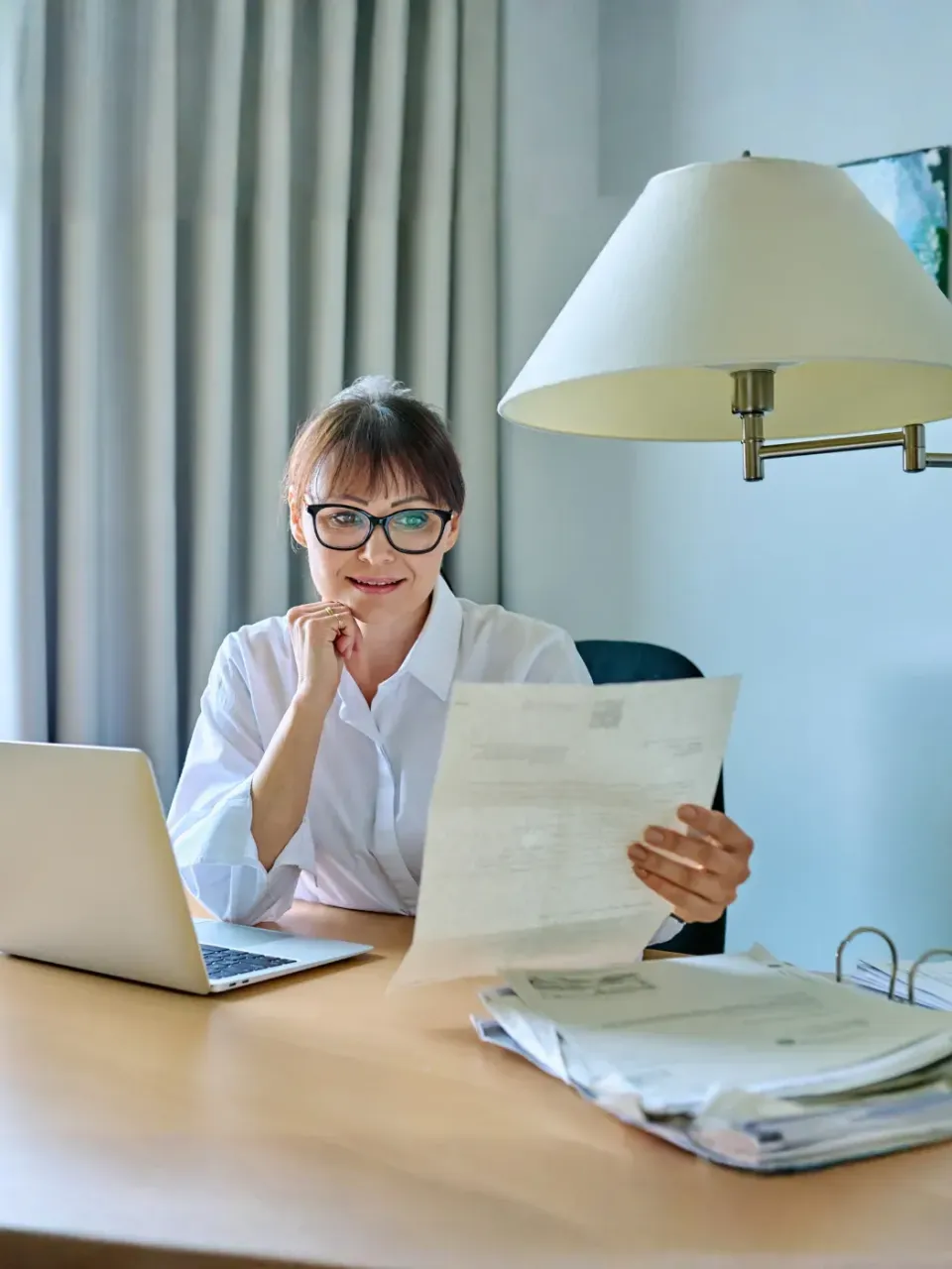 vrouw die naar documenten kijkt