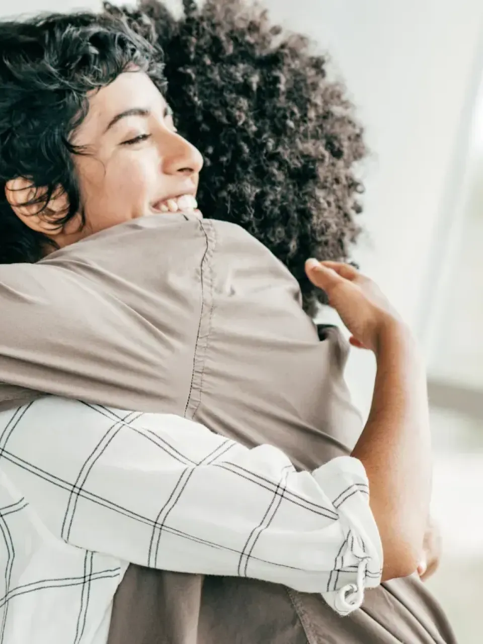 twee vrouwen knuffelen