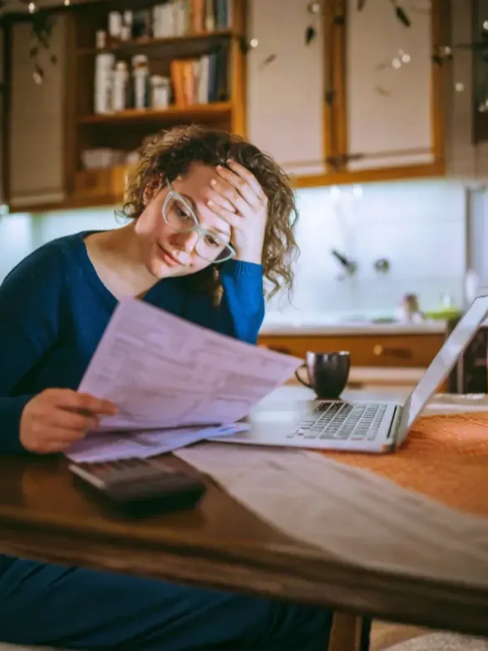 vrouw aan het rekenen