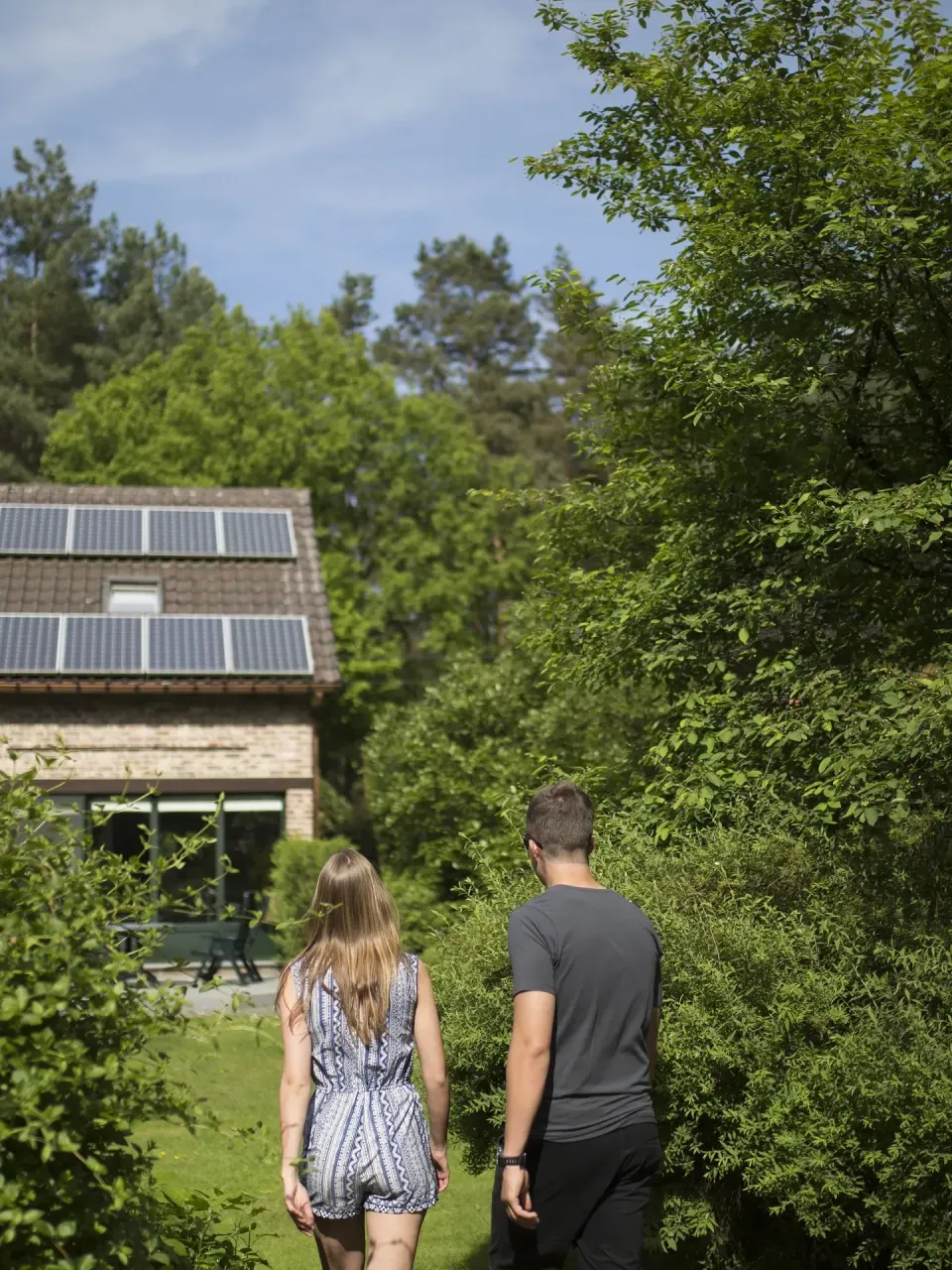 Jong koppel dat een huis met een tuin bezoekt