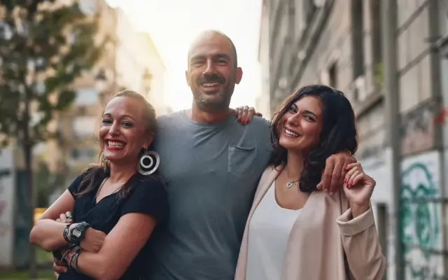 man met twee vrouwen