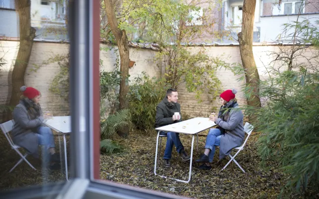 Koppel dat in hun tuin genieten van hun nieuwe woning