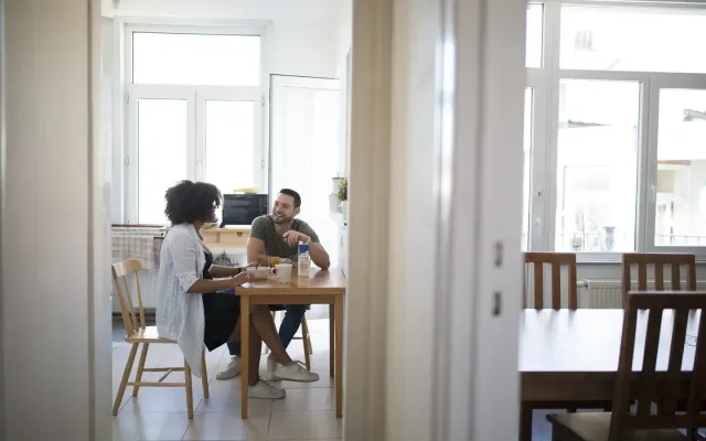 Koppel in hun nieuw appartement