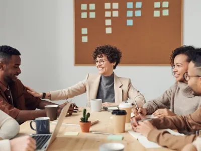Een groep collegas die aan het brainstormen zijn Een groep collegas die aan het brainstormen zijn