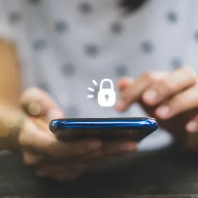 Persoon met telefoon en digitale beveiliging